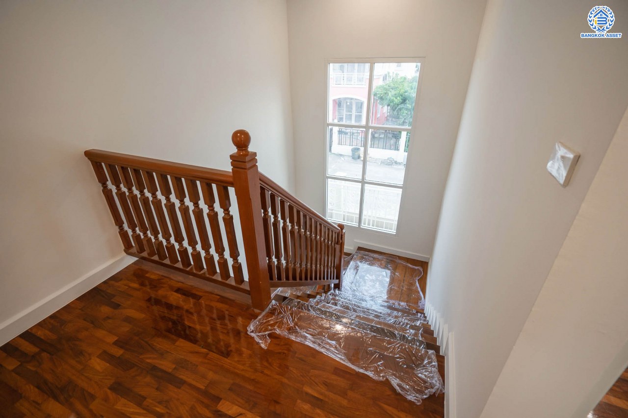 บ้านมือสองตกแต่งใหม่ โครงการ ภัสสร8 กาญจนาภิเษก (ซ.กันตนา) หลังมุม มีพื้นที่ขนาดใหญ่ เนื้อที่ 88.20 ตร.ว. ฟังก์ชั่น 3 ห้องนอน 3 ห้องน้ำ 1 ที่จอดรถ บนทำเลศักยภาพ โครงการติดถนนใหญ่ เข้า-ออกสะดวก ใกล้เซ็นทรัลเวสต์เกต รถไฟฟ้าสายสีม่วง "สถานีตลาดบางใหญ่" และจุดขึ้นทางด่วน "ศรีรัช"